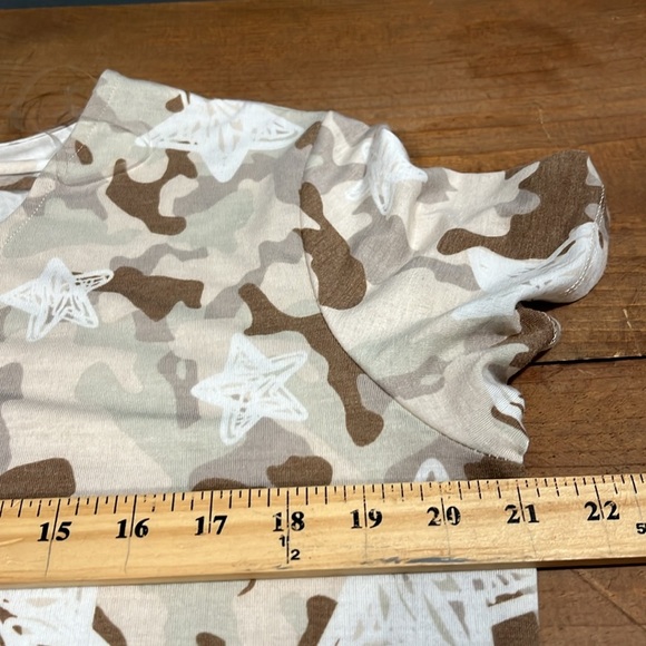 143 Story by Line Up medium short sleeve t-shirt v-neck camo print white stars - Picture 3 of 6